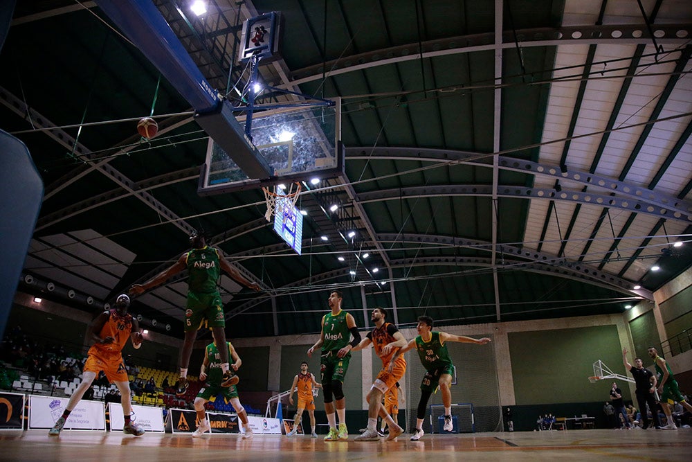 Un nervioso Aquimisa tira el partido en un pésimo último cuarto ante Cantabria (61-64)
