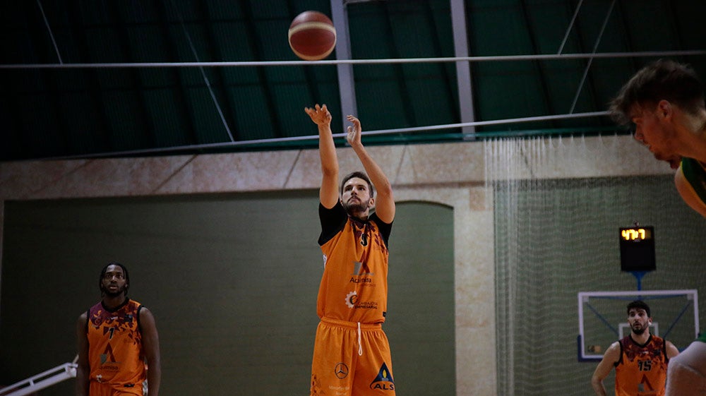Un nervioso Aquimisa tira el partido en un pésimo último cuarto ante Cantabria (61-64)