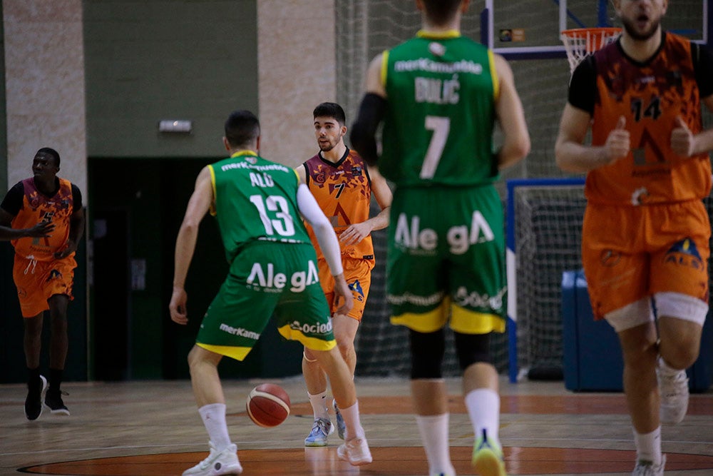 Un nervioso Aquimisa tira el partido en un pésimo último cuarto ante Cantabria (61-64)