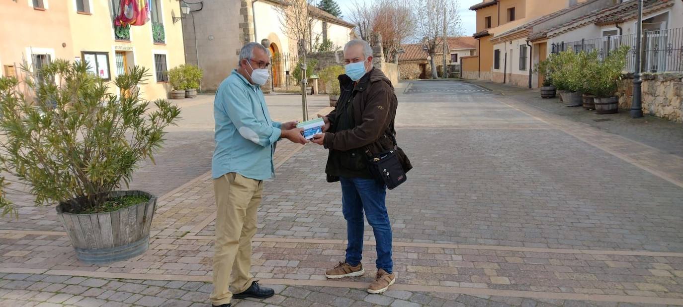 Un vecino de Brieva recibe un paquete de test de antígenos.