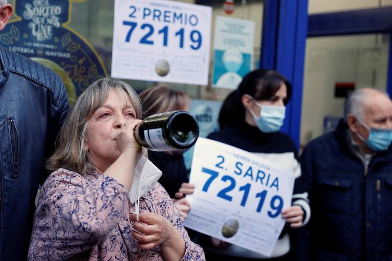 Celebración con champán a las puertas de la administración de Basauri