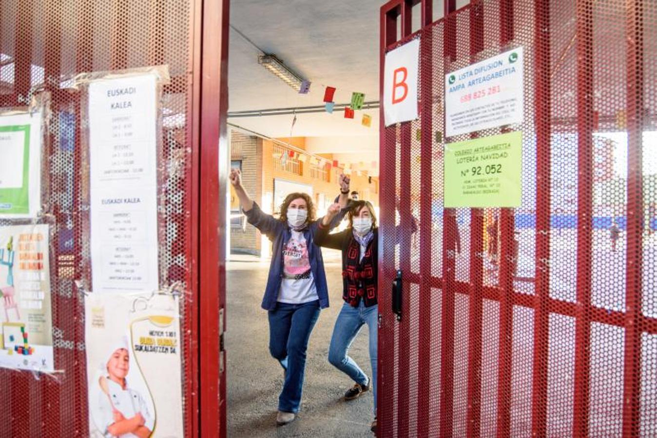 Los trabajadores del colegio Arteagabeitia de Barakaldo celebran un quinto premio.