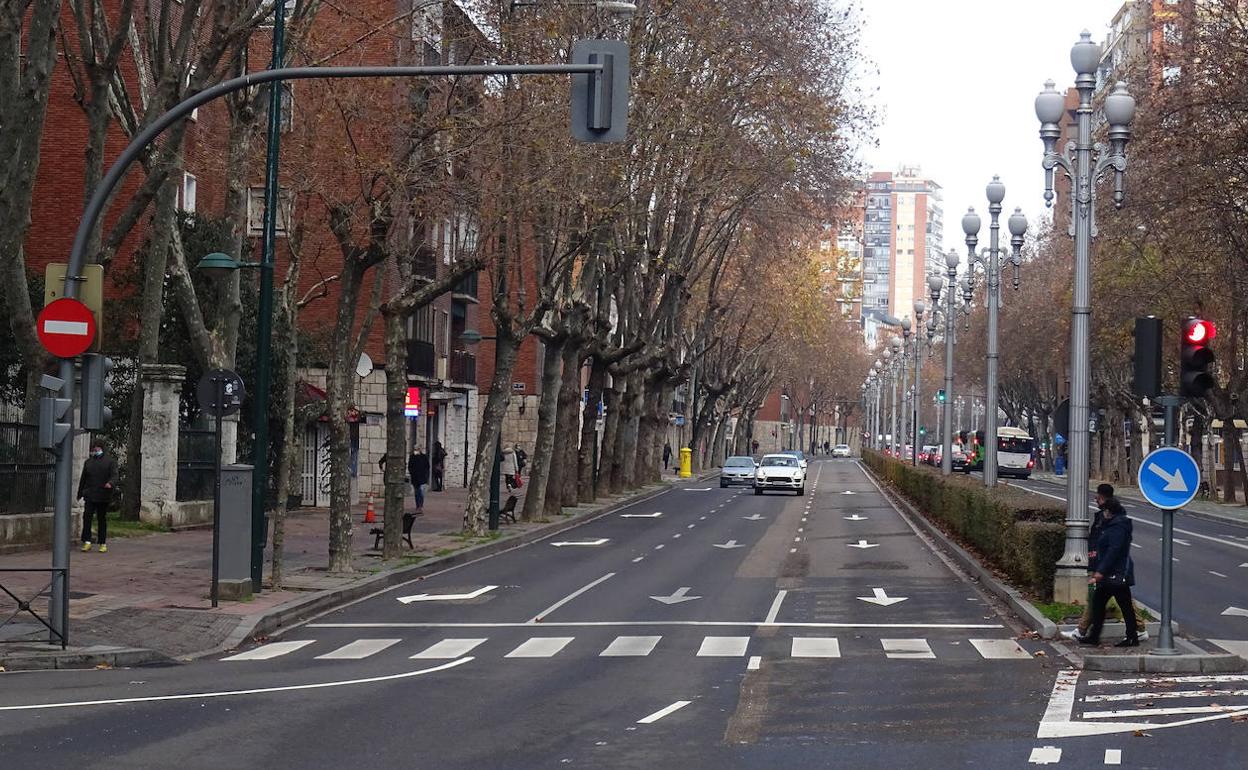 Los nuevos carriles, uno de giro a la avenida de Medina del Campo y dos que permiten continuar por Zorrilla. 