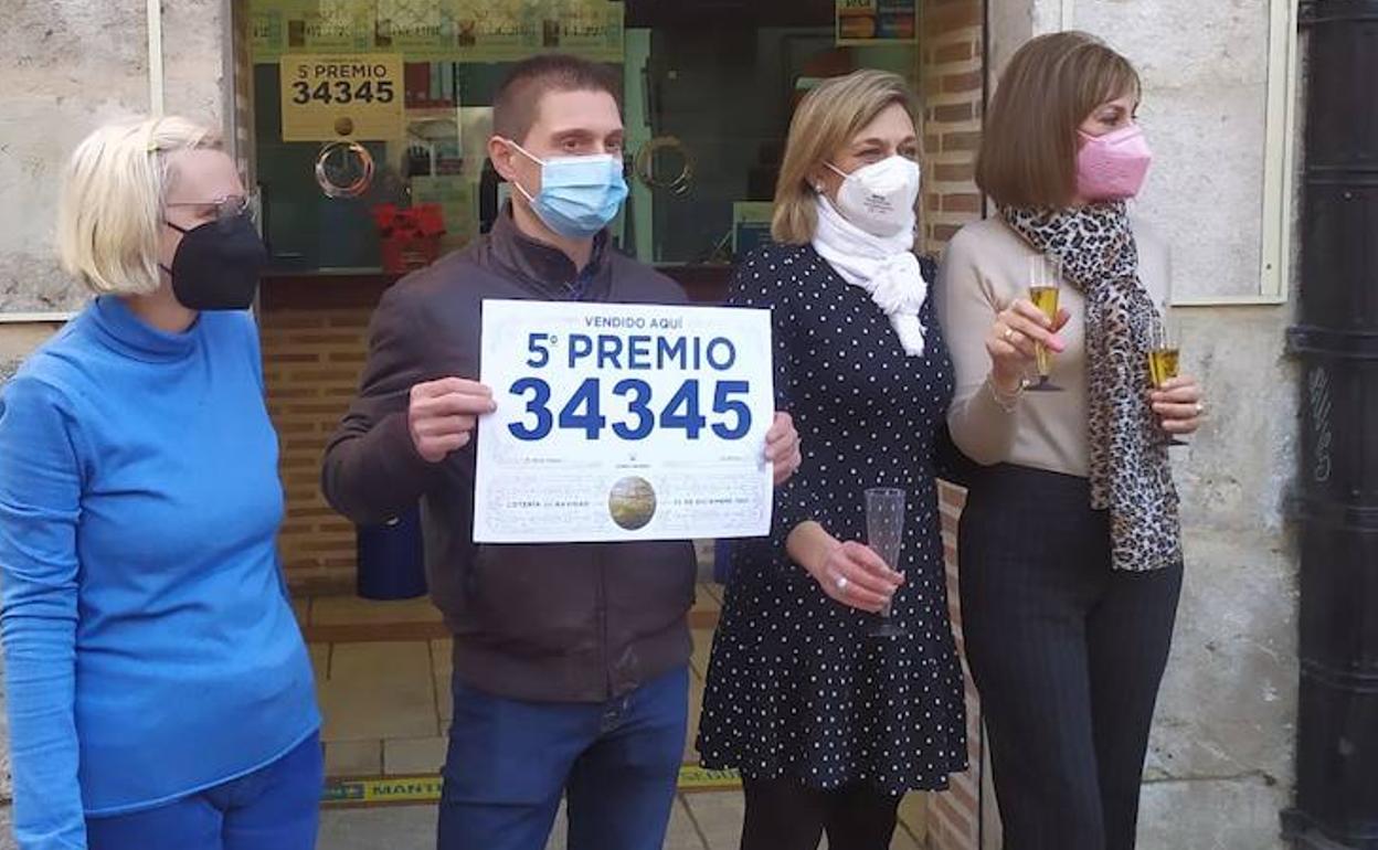 Los trabajadores de la administración celebran el quinto premio. 