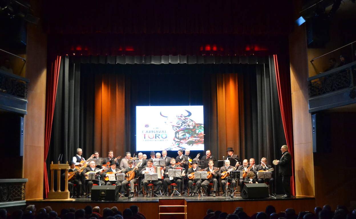 La rondalla en una actuación anterior en el Teatro Nuevo de Ciudad Rodrigo. 