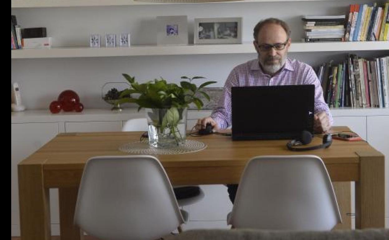 Un hombre teletrabaja desde su casa.