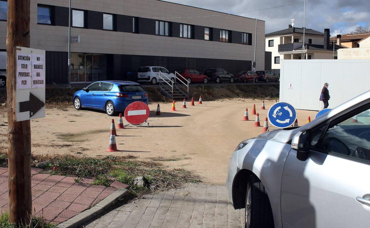 Acceso al centro de salud de Carbonero el Mayor durante la pandemia del coronavirus. 