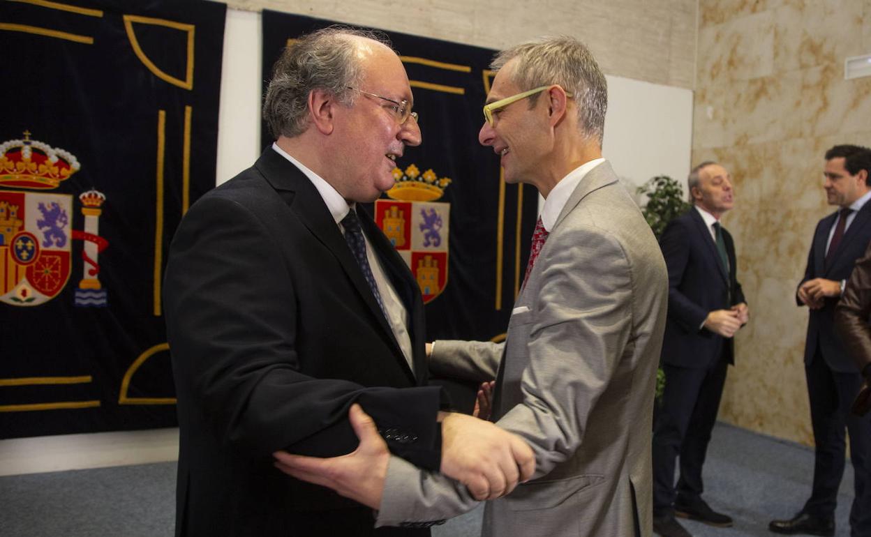 Enrique Cabero, a la izquierda, recibe la enhorabuena del rector de la Universidad de Salamanca, Ricardo Rivero, durante su toma de posesión como presidente del CES de Castill y León.