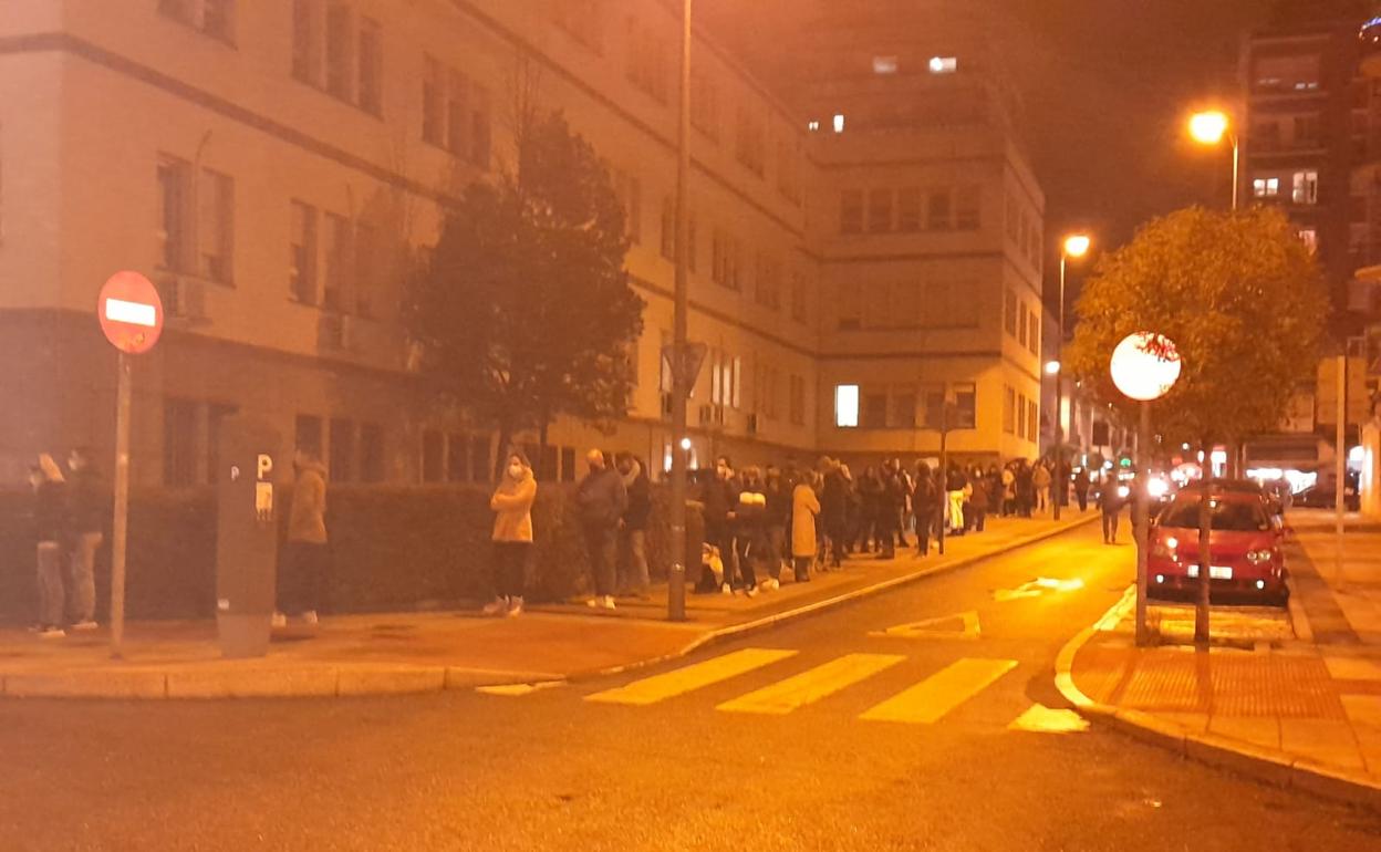 Aspecto que presentaba la cola para hacerse el test ayer por la tarde