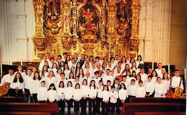 Los componentes del coro de Navidad de Pedrajas cantaron la Misa Pastorela en Burgos en 2019. 