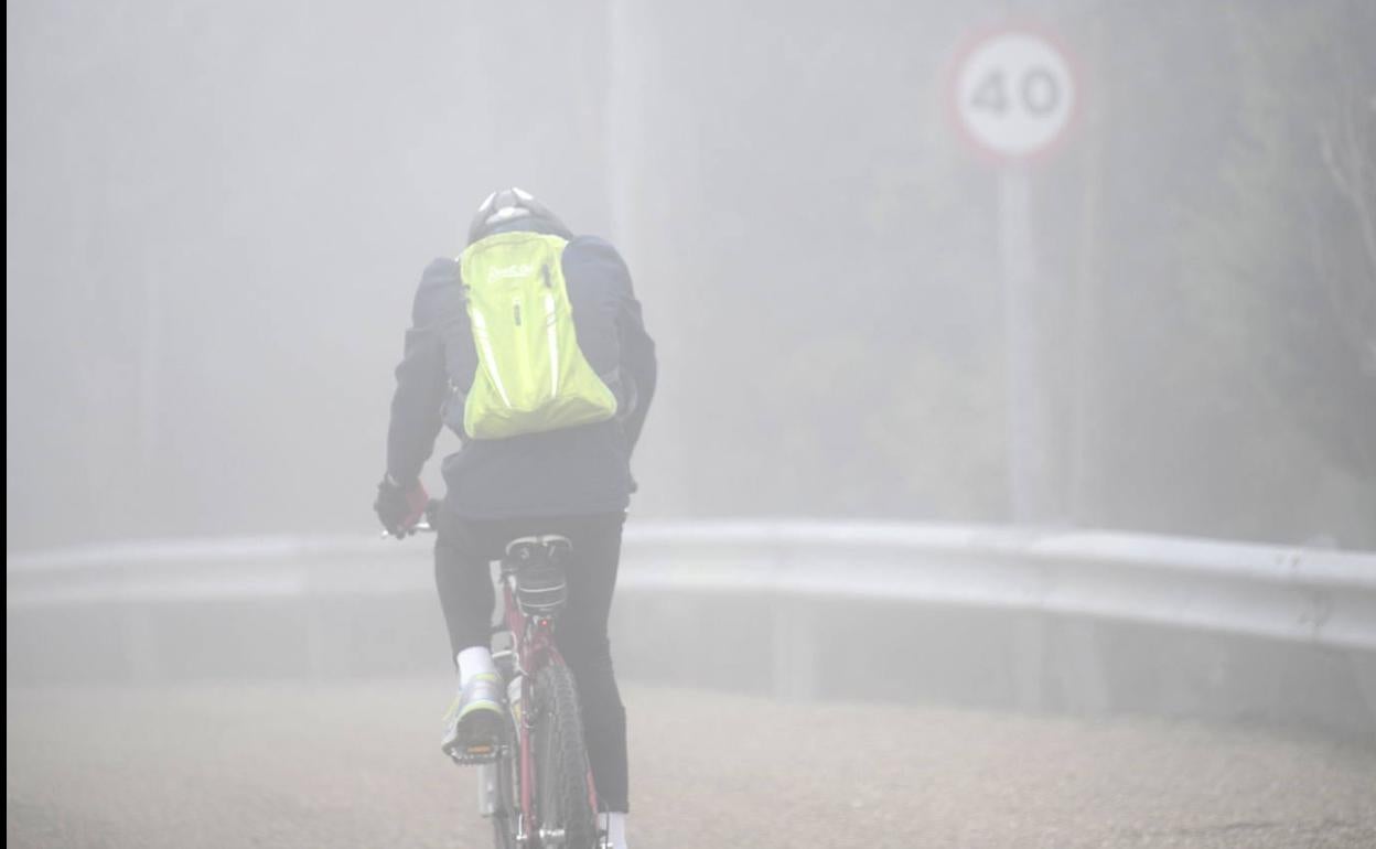 Un ciclista pedalea entre la niebla en una imagen de archivo.