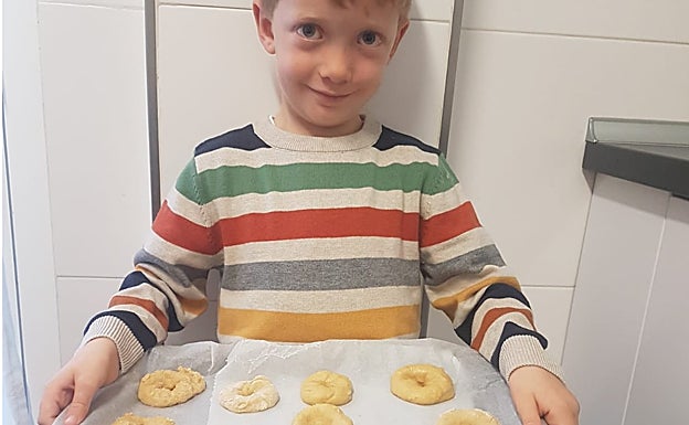 Imagen principal - Diferentes momentos de la elaboración de las rosquillas de Pablo