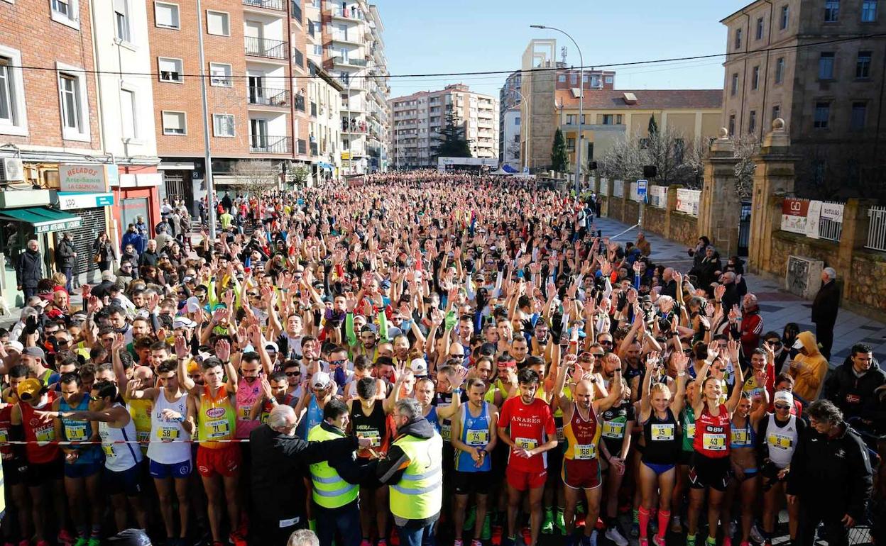 Los corredores se preparan para la salida de la San Silvestre Salmantina de 2019, la última celebrada hasta ahora por la pandemia.