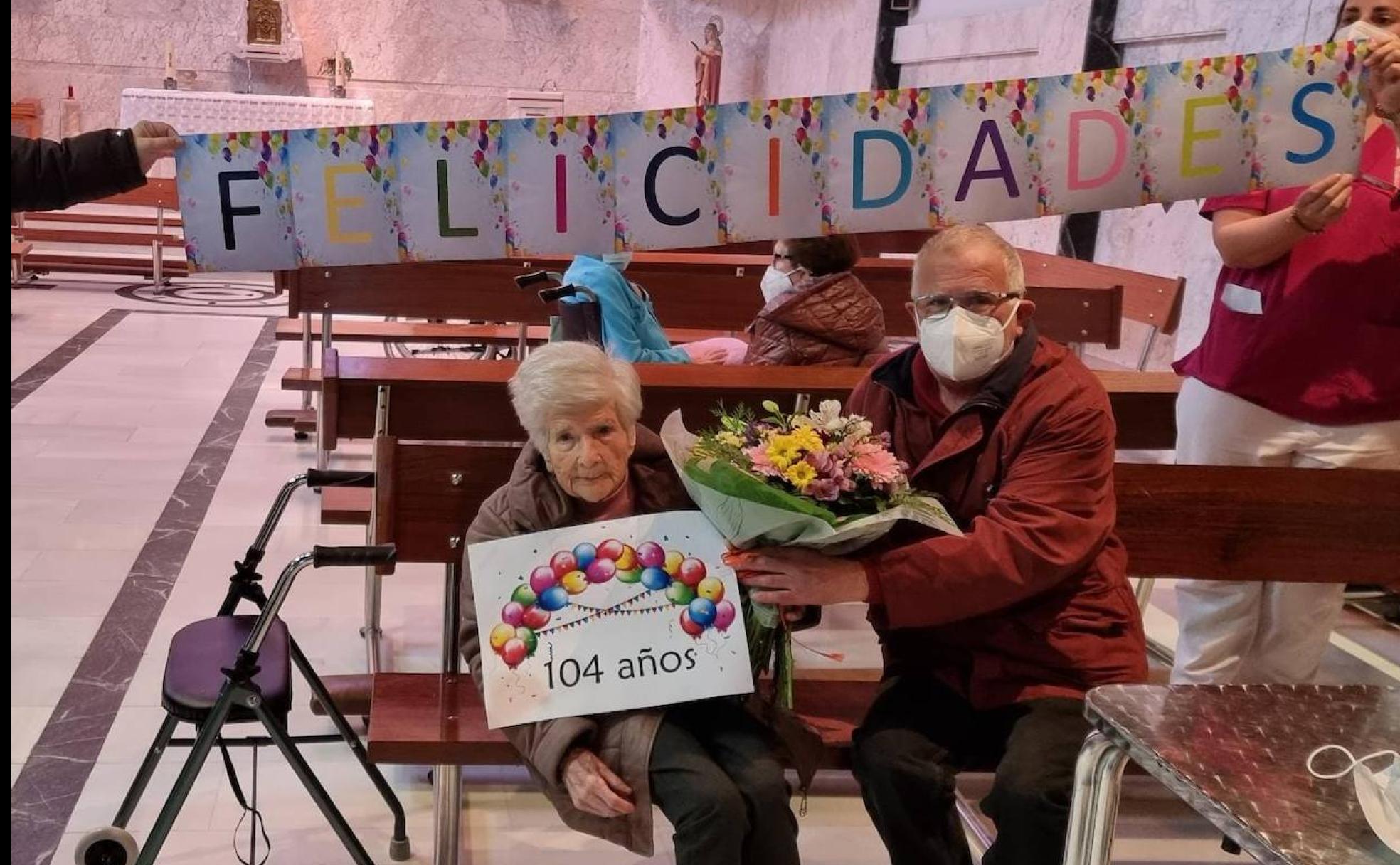 Trinidad Bando Piñero, este miércoles con su hijo Antonio. 