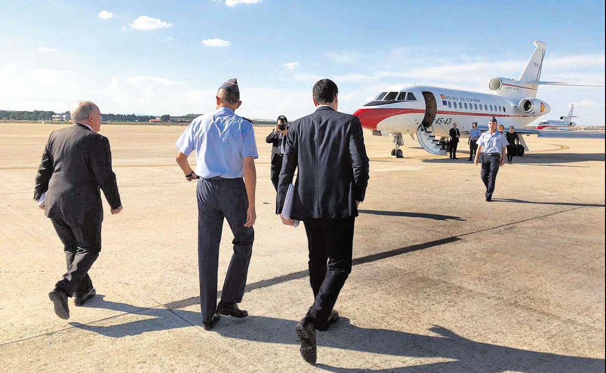 Pedro Sánchez dirigiéndose al avión oficial Falcon.