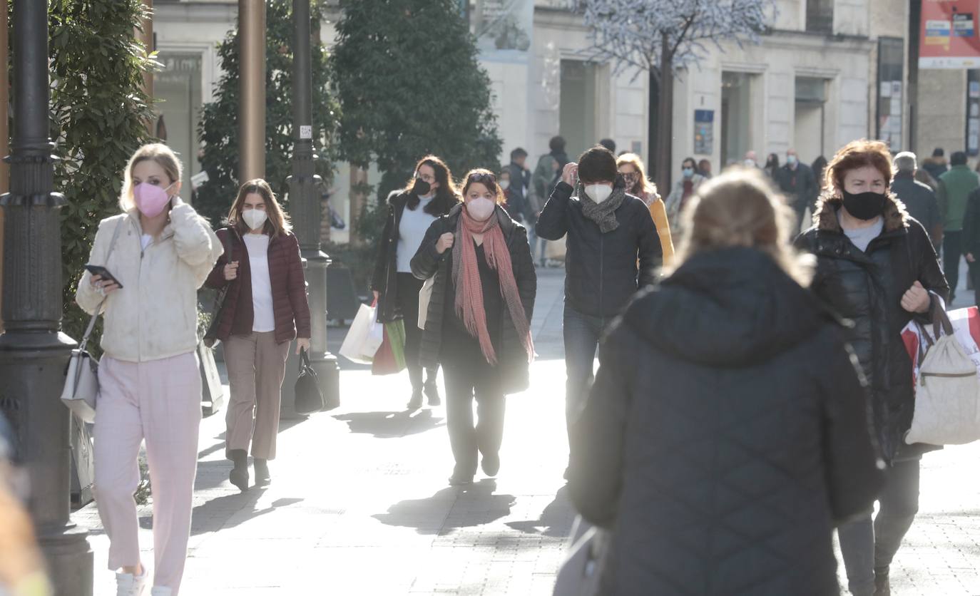 Varias personas caminan por la calle Santiago en Valladolid. 