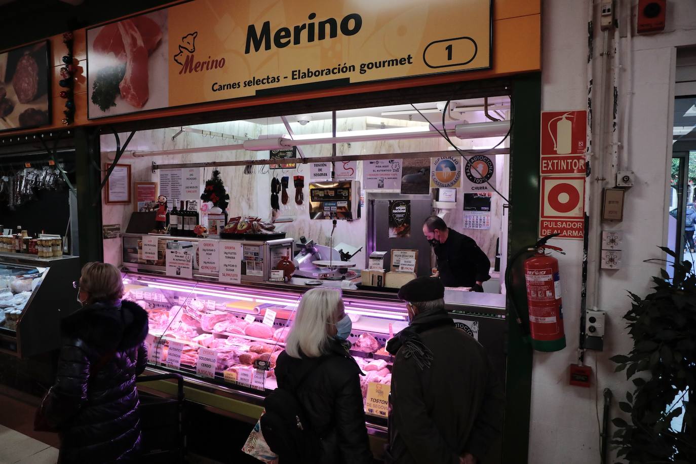 Los vallisoletanos aprovechan el día de Nochebuena para hacer las últimas compras. 