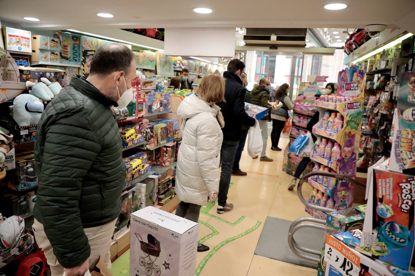 Los vallisoletanos aprovechan el día de Nochebuena para hacer las últimas compras. 
