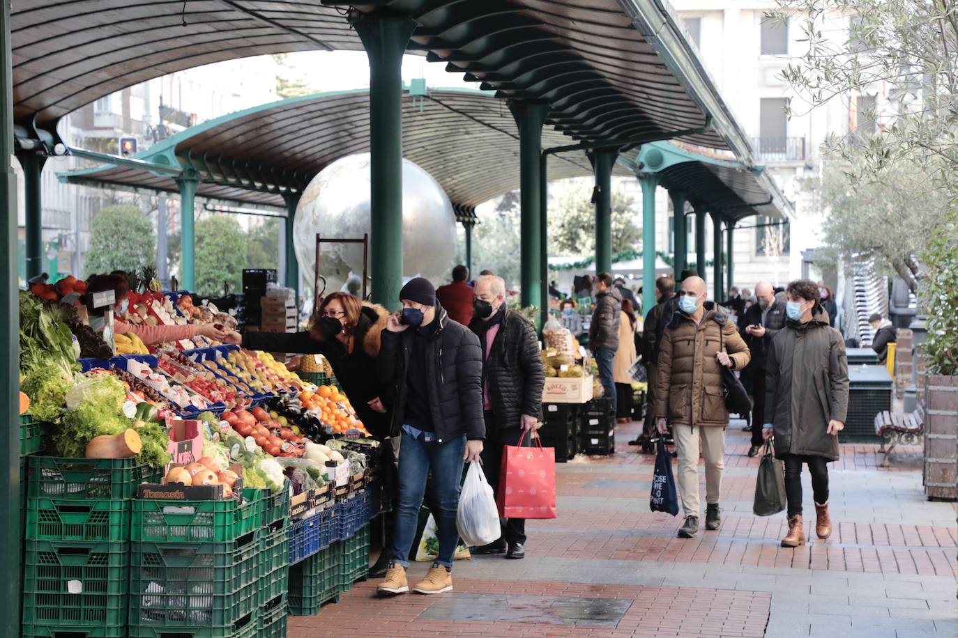 Los vallisoletanos aprovechan el día de Nochebuena para hacer las últimas compras. 