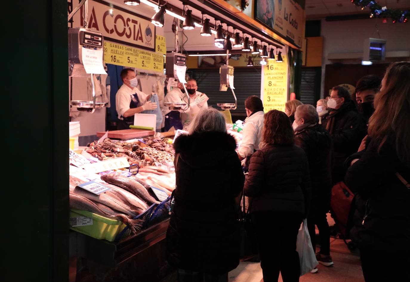 Los vallisoletanos aprovechan el día de Nochebuena para hacer las últimas compras. 