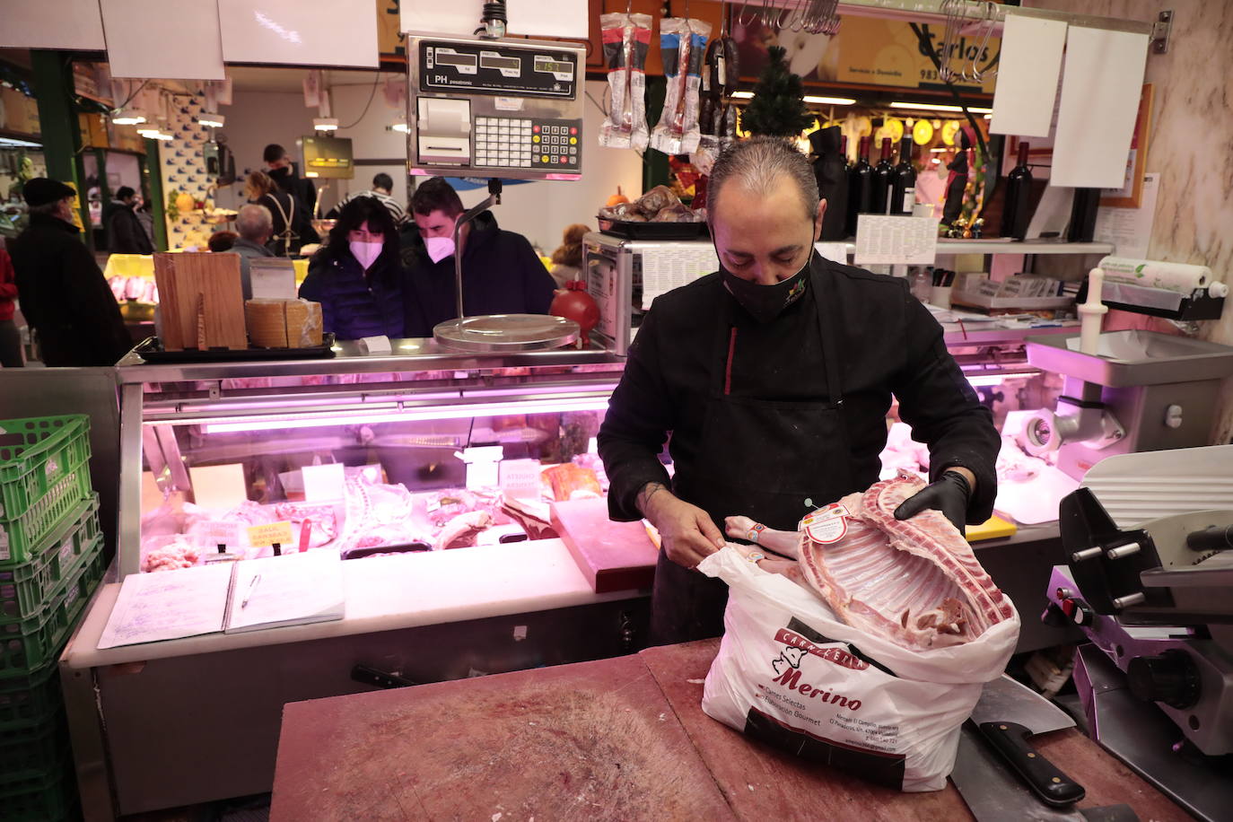 Los vallisoletanos aprovechan el día de Nochebuena para hacer las últimas compras. 