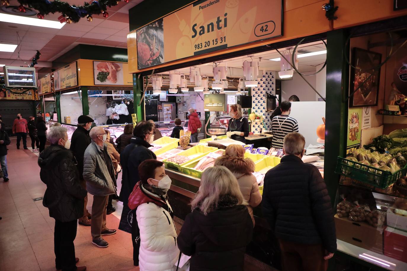 Los vallisoletanos aprovechan el día de Nochebuena para hacer las últimas compras. 