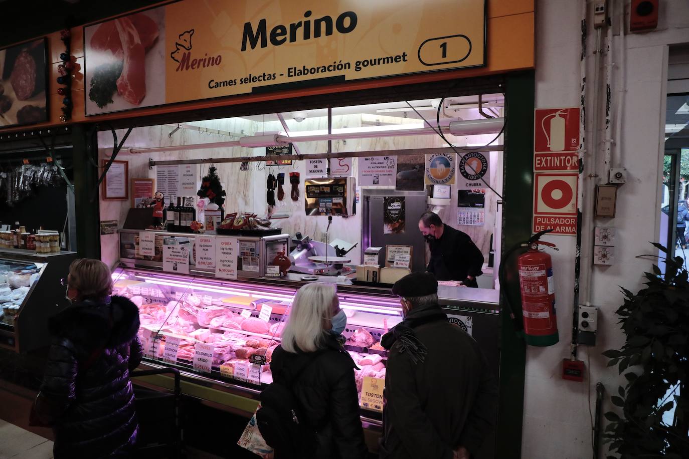 Los vallisoletanos aprovechan el día de Nochebuena para hacer las últimas compras. 
