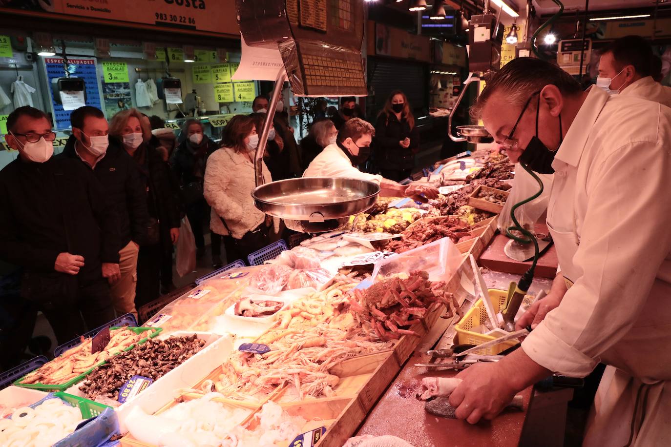 Los vallisoletanos aprovechan el día de Nochebuena para hacer las últimas compras. 