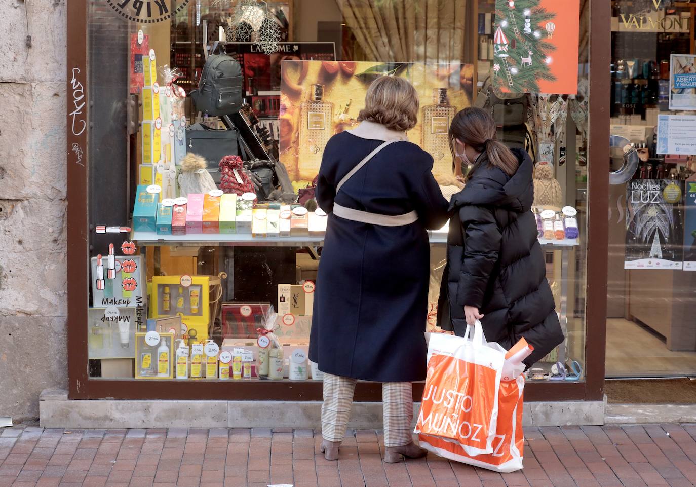 Los vallisoletanos aprovechan el día de Nochebuena para hacer las últimas compras. 