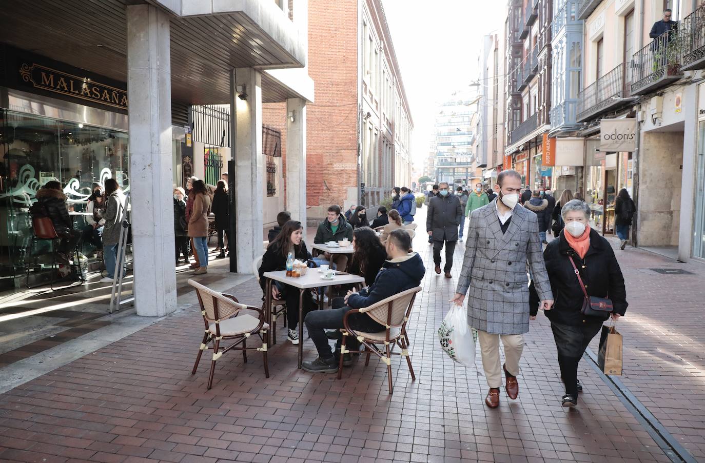 Los vallisoletanos aprovechan el día de Nochebuena para hacer las últimas compras. 