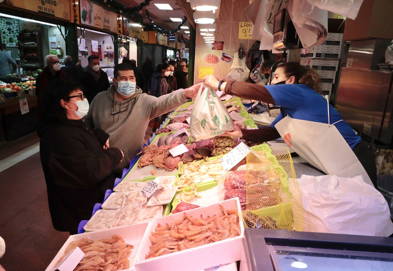 Los vallisoletanos aprovechan el día de Nochebuena para hacer las últimas compras. 