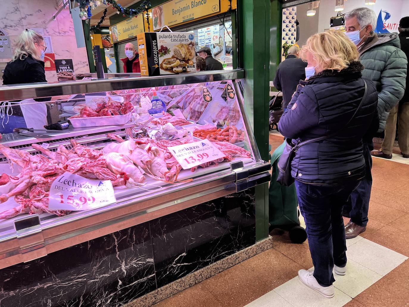 Los vallisoletanos aprovechan el día de Nochebuena para hacer las últimas compras. 