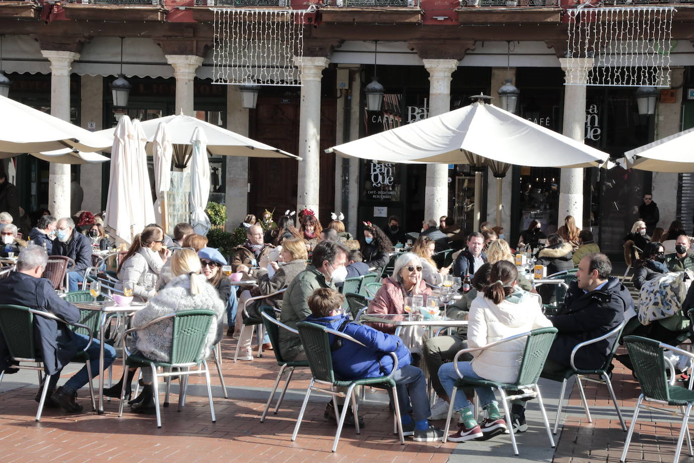 Los vallisoletanos aprovechan el día de Nochebuena para hacer las últimas compras. 