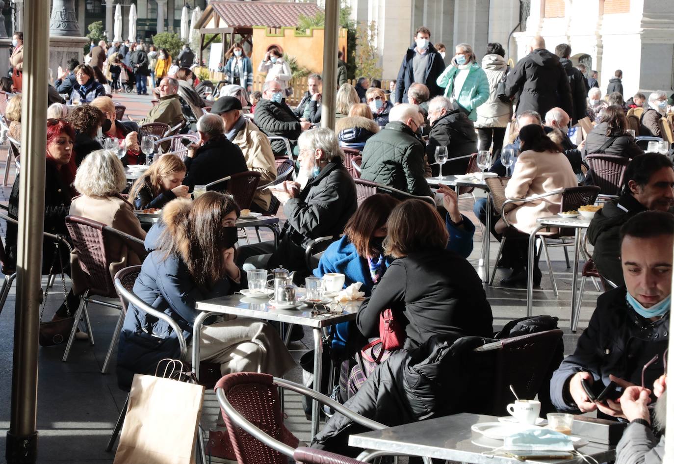 Los vallisoletanos aprovechan el día de Nochebuena para hacer las últimas compras. 