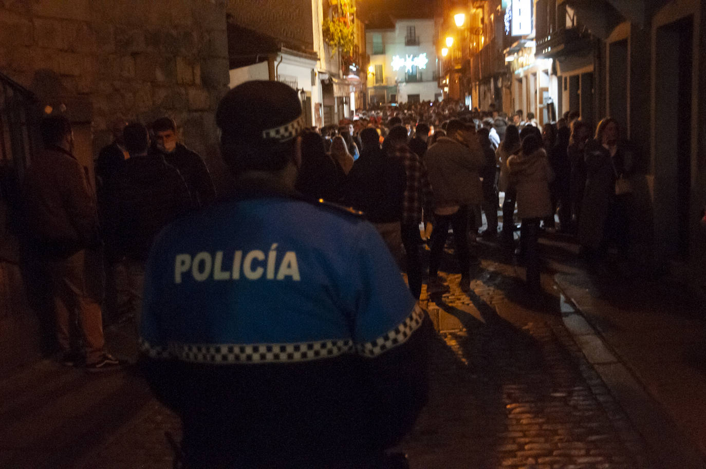 Policía Local observa la aglomeración de personas en la Calle de los Bares.