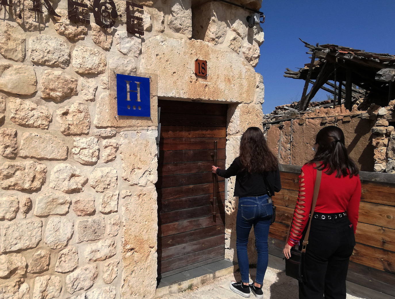 Dos mujeres entran a una casa rural de la provincia.