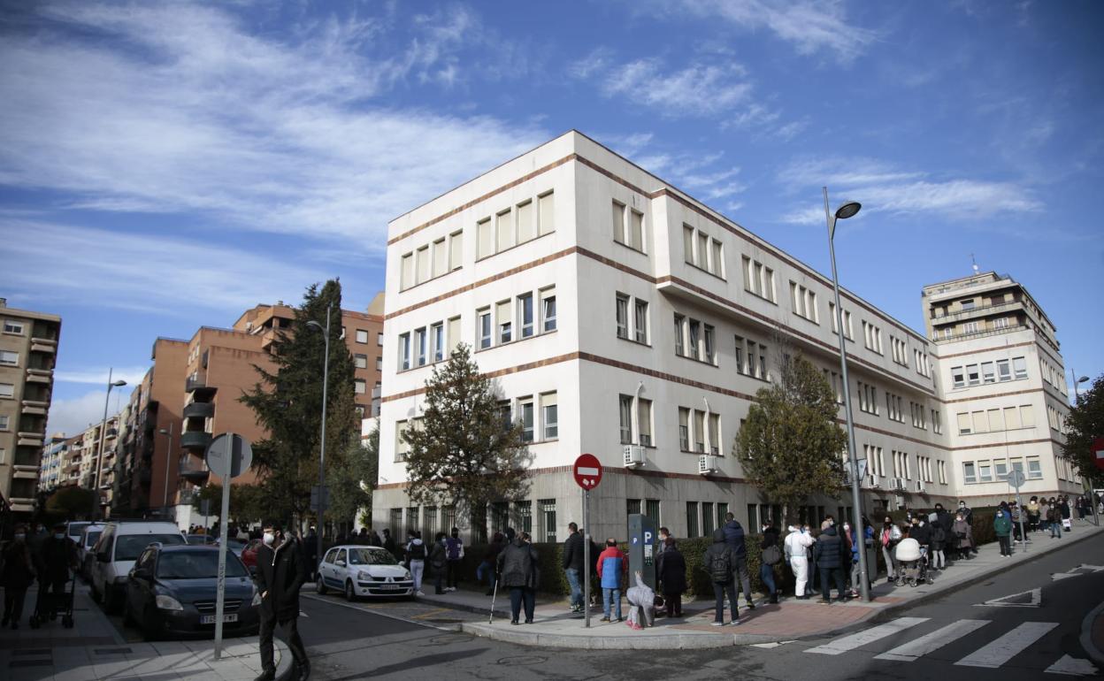 Colas en torno al edificio de Sanidad.