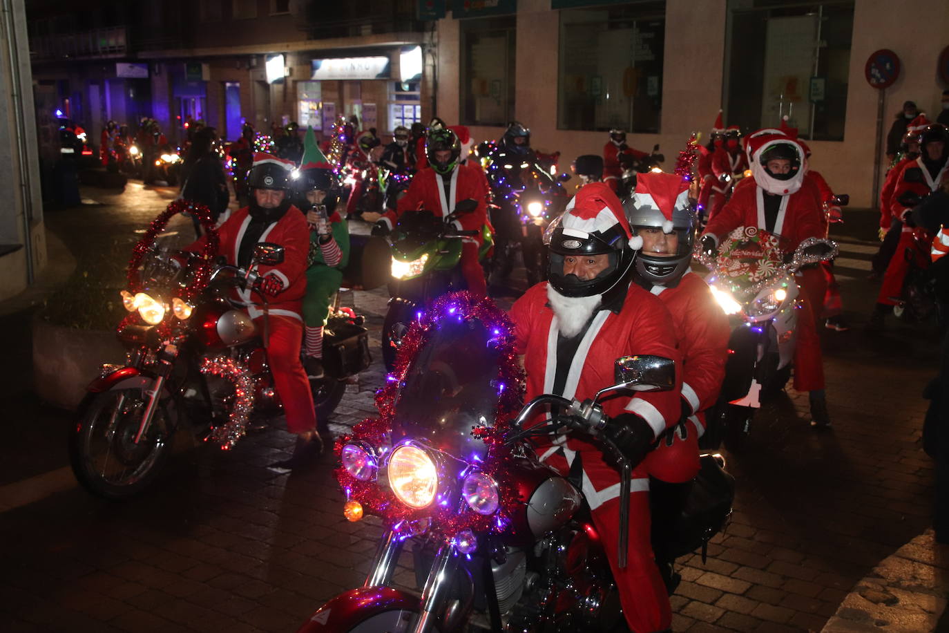 Motoristas disfrazados de Papá Noel que formaron parte de la comitiva. 
