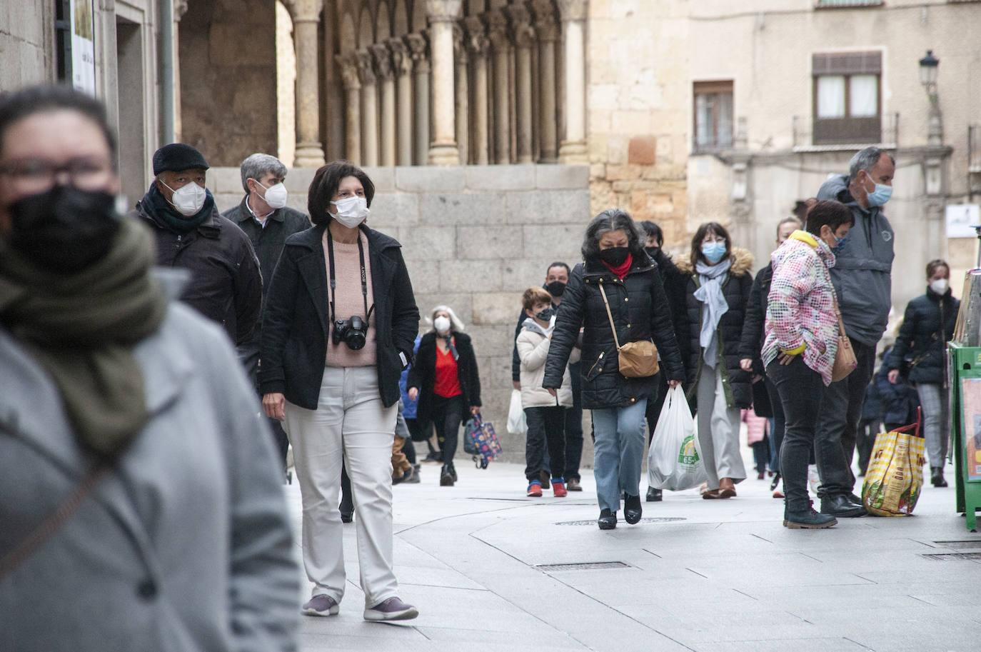 Los segovianos vuelven a llevar la mascarilla en la calle.