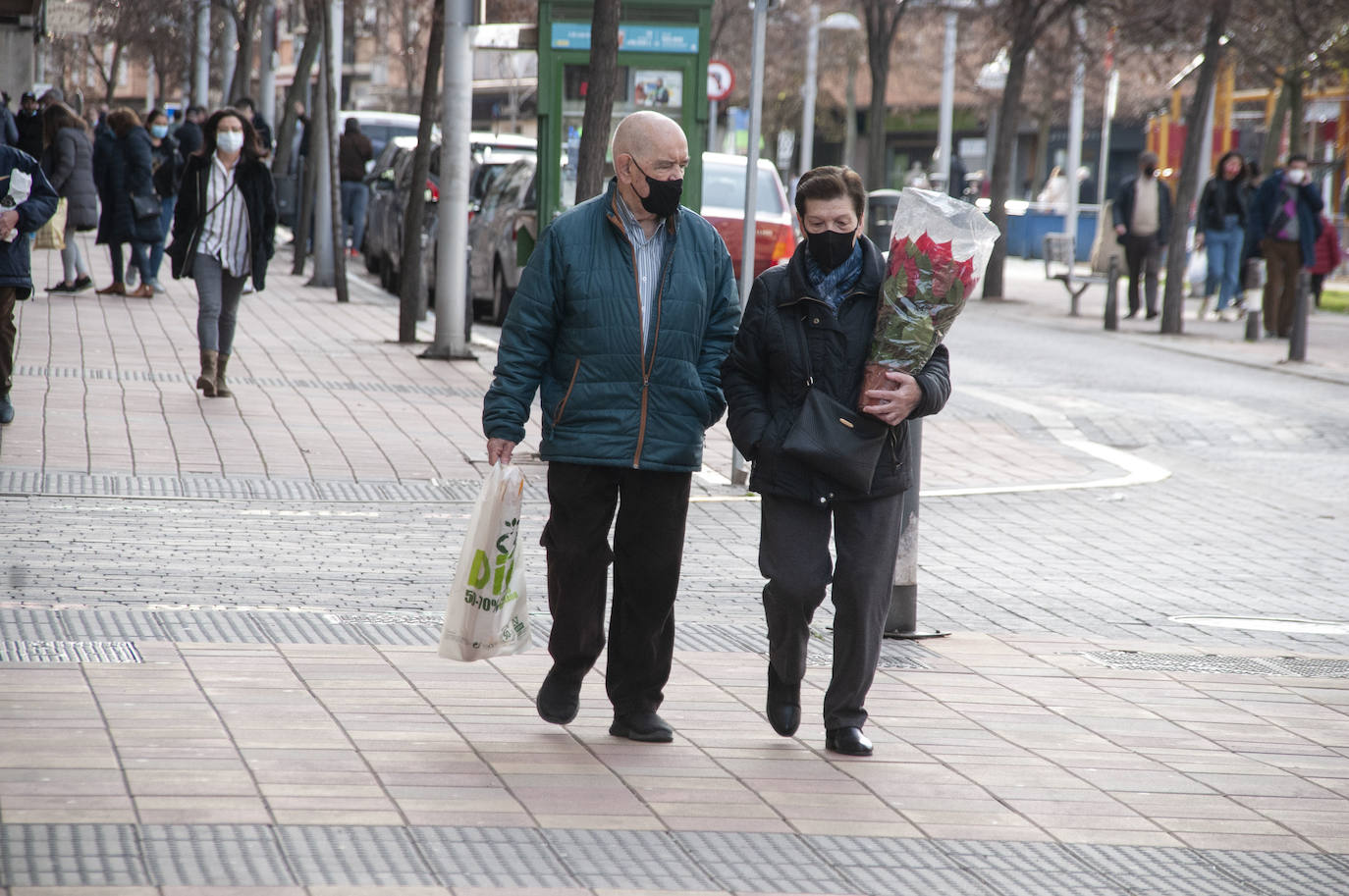Los segovianos vuelven a llevar la mascarilla en la calle.