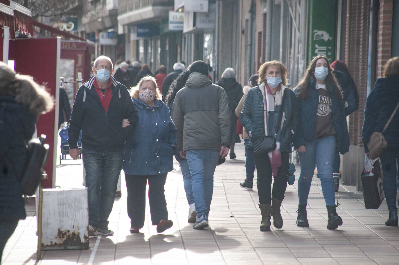 Los segovianos vuelven a llevar la mascarilla en la calle.