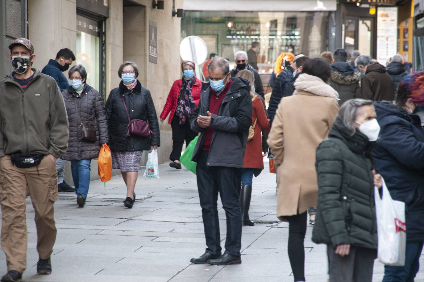 Los segovianos vuelven a llevar la mascarilla en la calle.