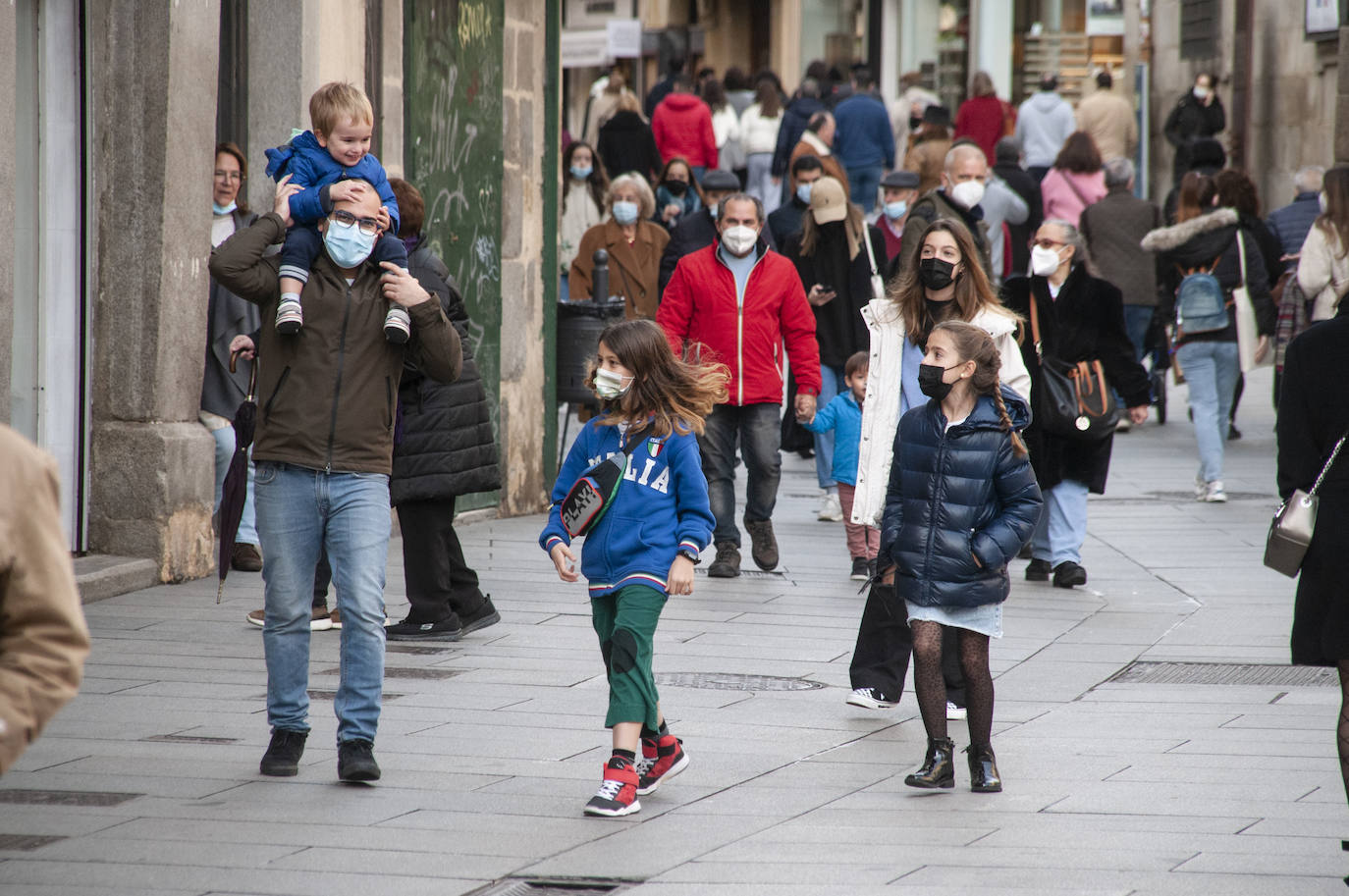Los segovianos vuelven a llevar la mascarilla en la calle.