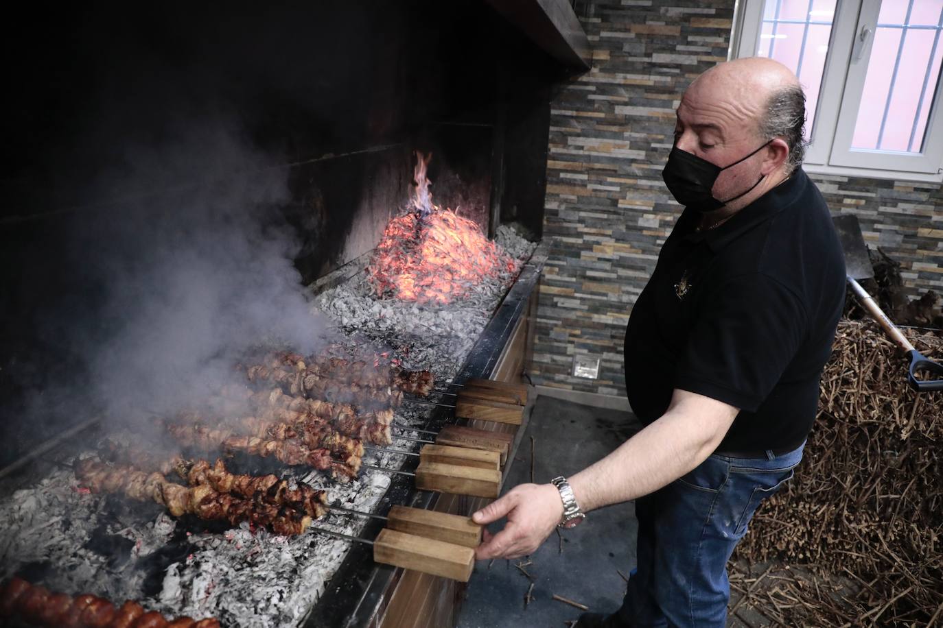 Los hosteleros preparan pinchos de lechazo para enviar a domicilio. 