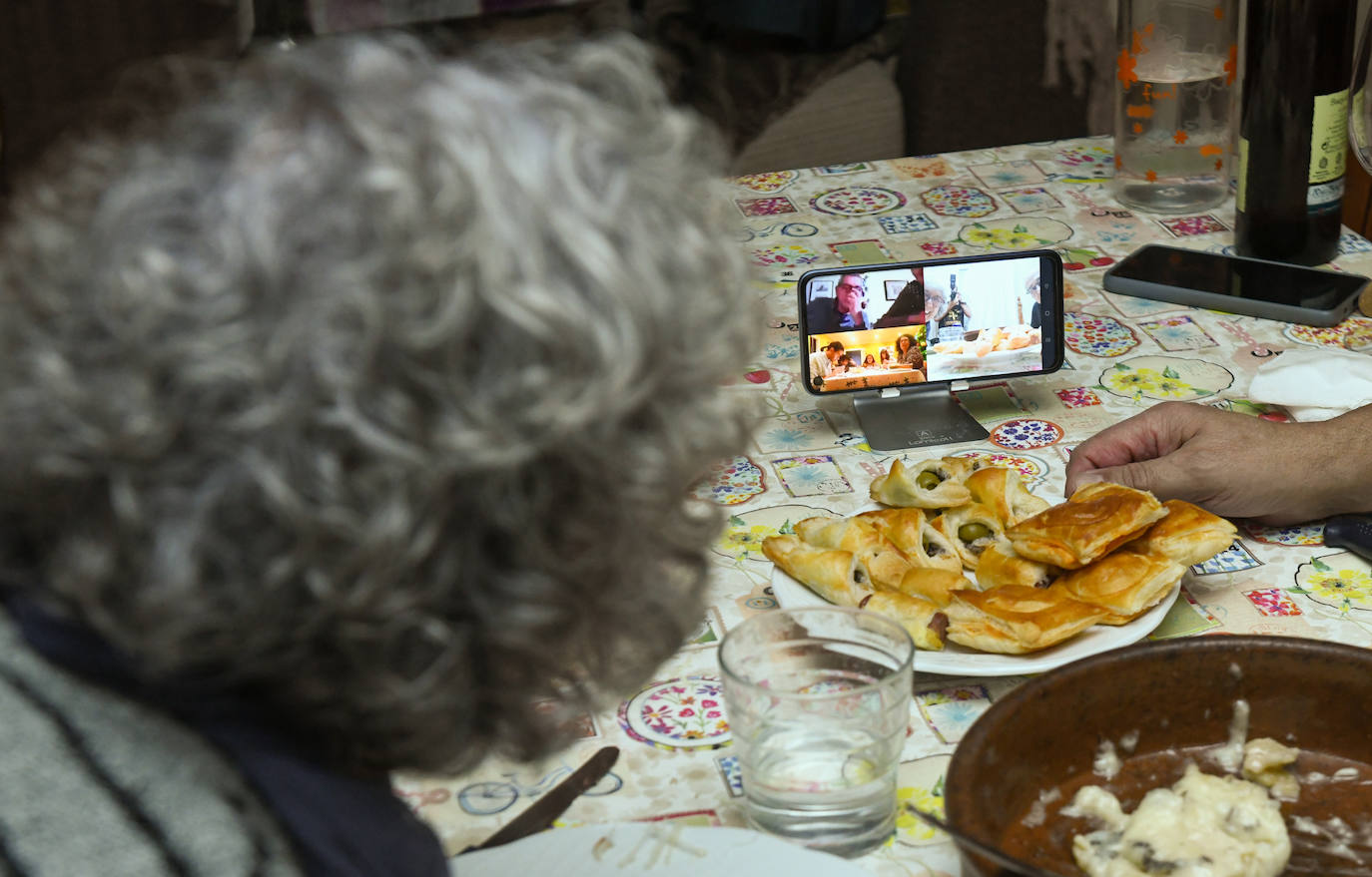 Las nuevas tecnologías ayudan a estar acompañados en una cena de Nochebuena confinados.