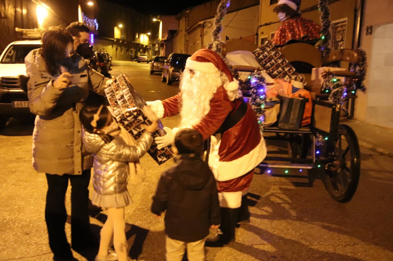 Los niños de Medina de Rioseco reciben los primeros regalos de Navidad.