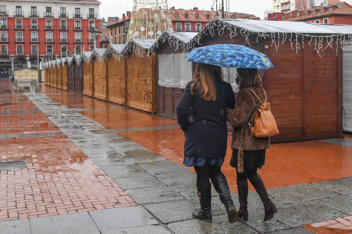 Fotos: La lluvia desluce el ambiente navideño en Valladolid