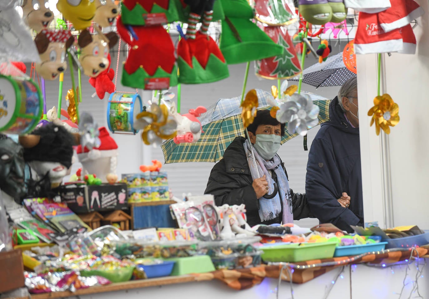 Fotos: La lluvia desluce el ambiente navideño en Valladolid