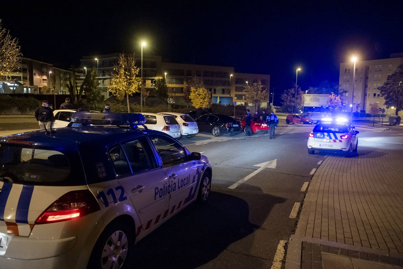 Coches de la Policía Local de Segovia, durante una intervención de madrugada.
