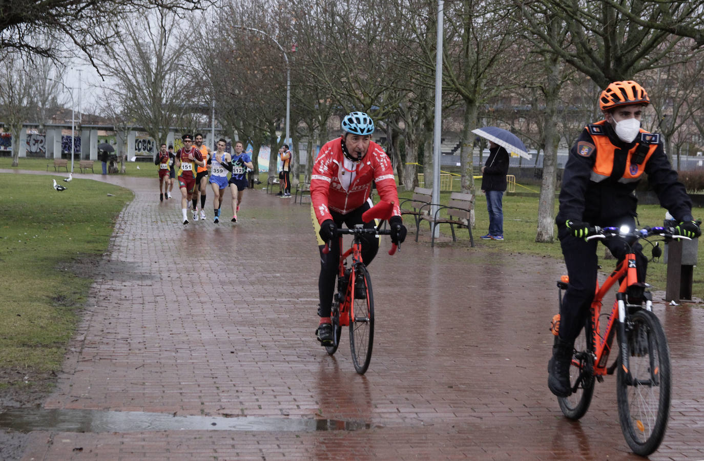 Fotos: Carrera del Pavo participativa y pasada por agua en Laguna de Duero